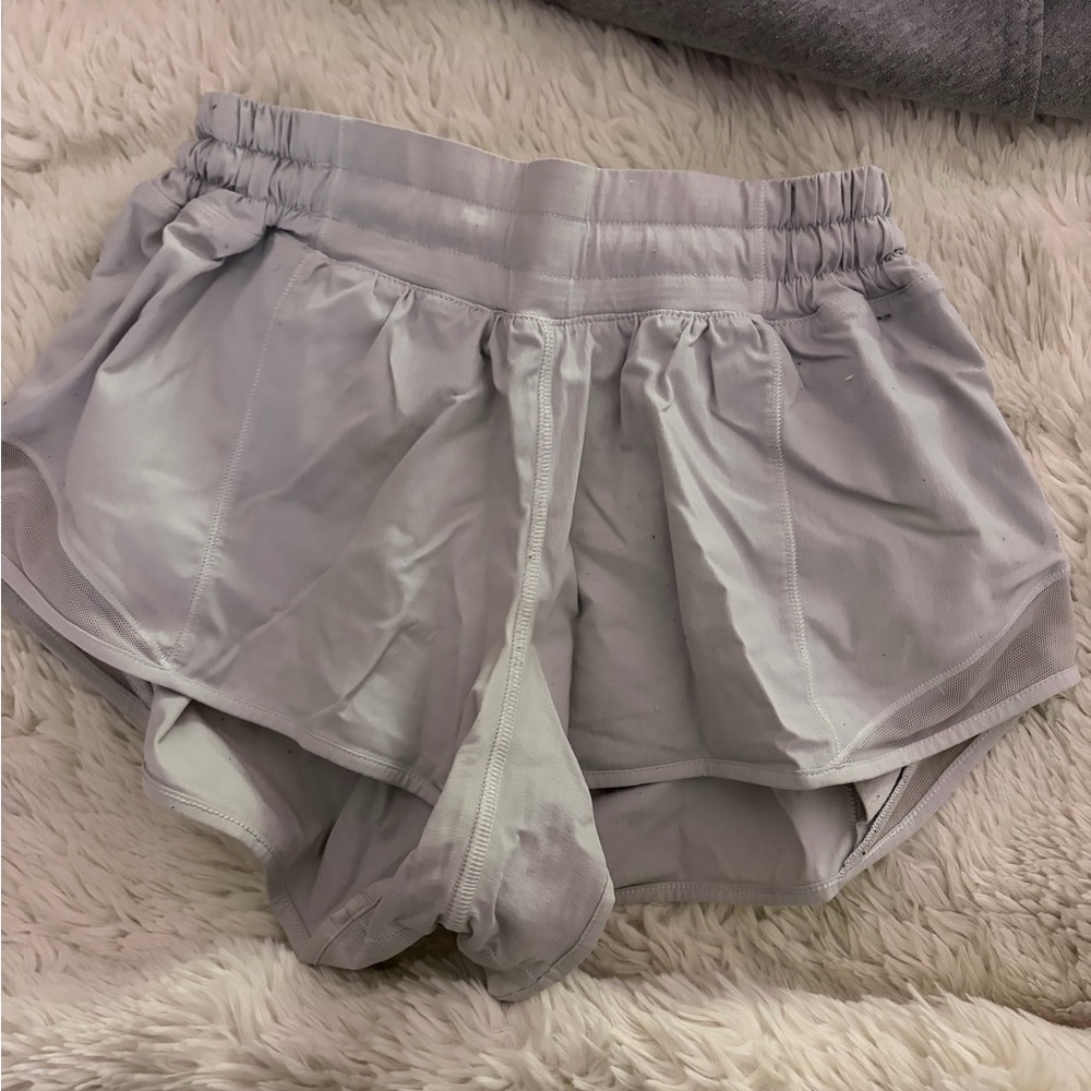 Lululemon White Low-Rise Hotty Hots 2.5”